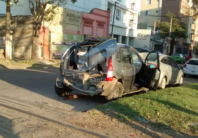 El tren destrozó un vehículo estacionado cerca de las vías en Bº Mariano Comas