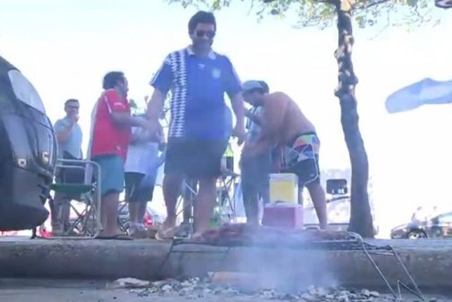 Los argentinos hicieron un asado en plena Copacabana: mirá el video