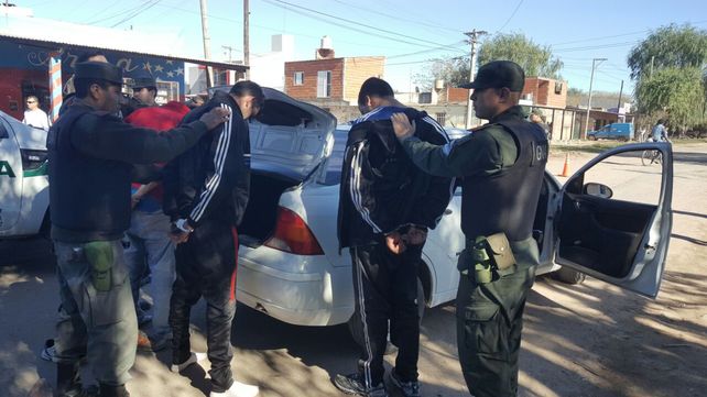 Armados con un revólver 32 y con drogas: detuvieron a tres muchachos en un control de Gendarmería en B° Yapeyú