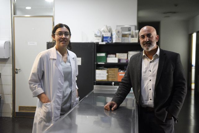 La médica clínica Janina Toneguzzo y el jefe de la Unidad de Quemados del Hospital de Emergencias Clemente Alvarez (Heca)