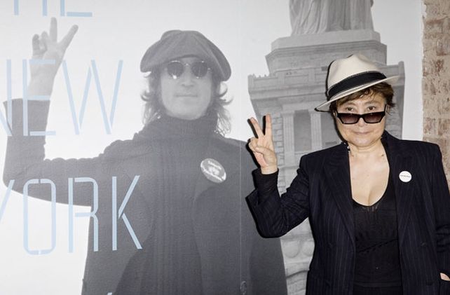Yoko Ono llega al país para presentar una muestra.