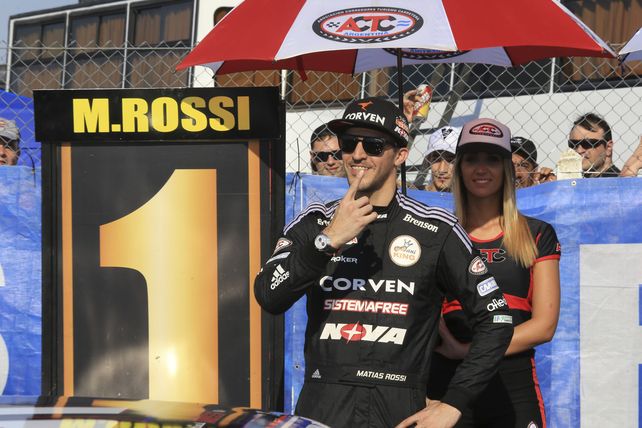 Matias Rossi confiado celebra medido el N° 1.&nbsp;