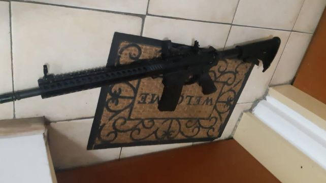 El fusil descartado por Roberto Segovia cuando se dio cuenta que iban a detenerlo.
