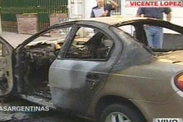 En la previa a San Valentín, la ex prendió fuego a su auto