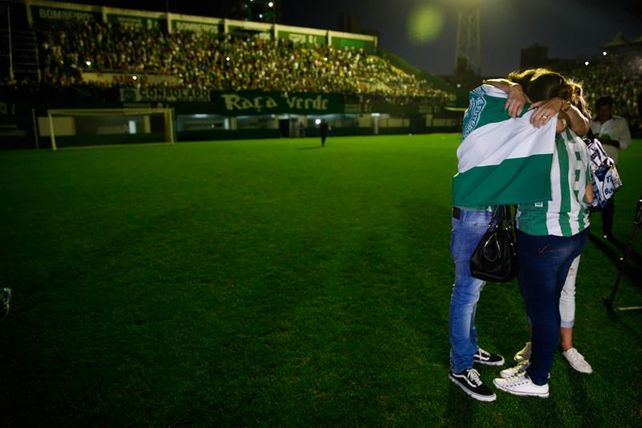 Una multitud rinde homenaje a los futbolistas de Chapecoense en el estadio Arena Condá