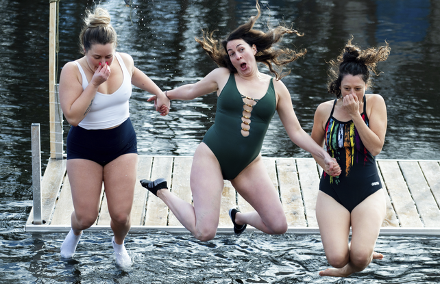 Valientes. Tres chicas se tiran al agua helada en la 30ª edición del Perth Polar Bear Plunge