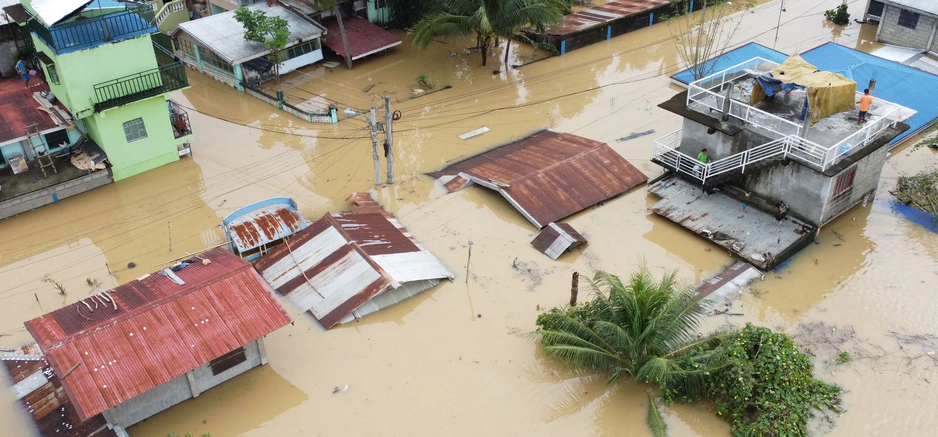 Casas sumergidas en una aldea de la provincia de Isabela, tras las fuertes lluvias torrenciales del supertifón Man-yi, Ilagan, Filipinas. Fotografía: Villamor Visaya/AFP/Getty Images Casas sumergidas en una aldea de la provincia de Isabela, tras las fuertes lluvias torrenciales del supertifón Man-yi, Ilagan, Filipinas. Fotografía: Villamor Visaya/AFP/Getty Images