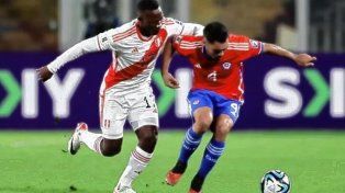 El peruano Luis Advíncula salió lesionado ante Chile y es un interrogante su continuidad en la Copa América.