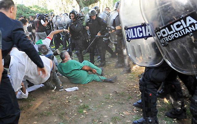 Con todo. Momento en que los grupos enfrentados comienzan a descargar la violencia