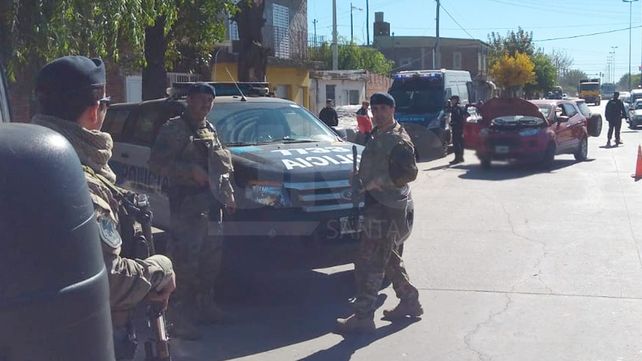 Sospechas. La camioneta y los ocupantes fueron denunciados por un secuestro en Santa Fe.