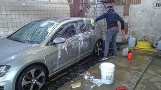 El lavado completo cuesta $1.100. Trabajador del rubro describió cómo es trabajar con tanto frío y habló de las cosas más extrañas encontradas en los autos