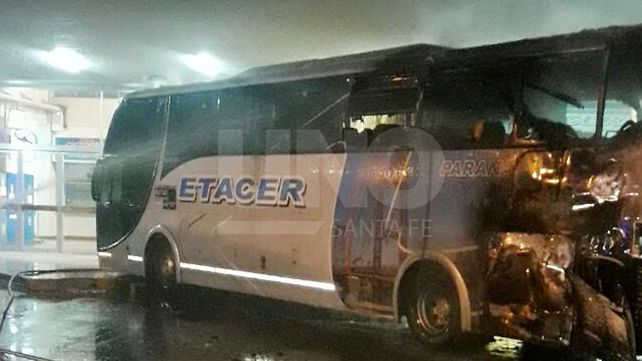 Un desperfecto eléctrico ocasionó el incendio de un colectivo en la Terminal