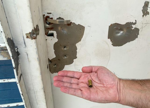 Los impactos de la balacera quedaron reflejados en la puerta de entrada.