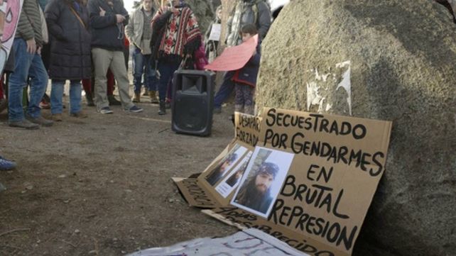 el bolsón. Vecinos y amigos de Santiago Maldonado reclaman por su aparición con vida tras su detención.