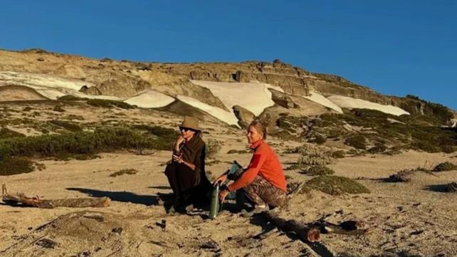 &nbsp;Juliana Awada y Carola del Bianco junto a los restos de unos de los fogones que encendieron.