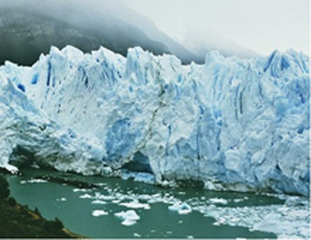 Extra&ntilde;o fen&oacute;meno en Los Glaciares: emergi&oacute; del agua una pir&aacute;mide de hielo