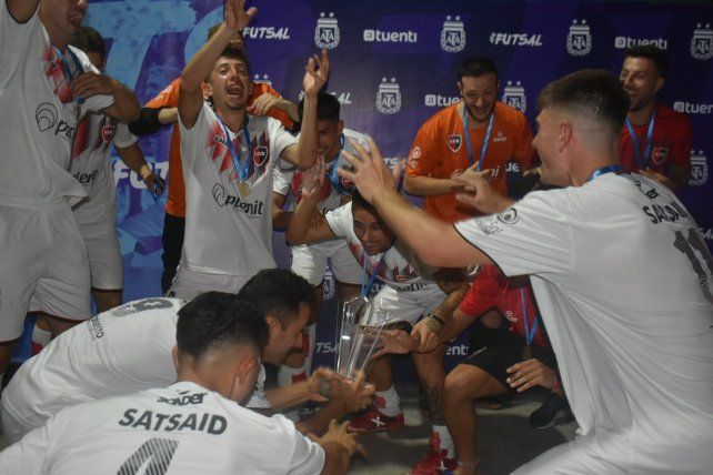 El festejo leproso luego de obtener la copa.