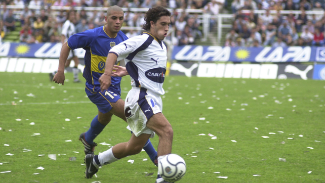 Diego Erroz lleva la pelota en un partido entre Central y Boca jugado en el Gigante.