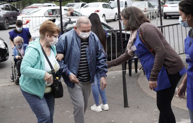 Bienvenido. Voluntarios esperan a los adultos mayores en la puerta del predio de la ex Rural y los acompañan durante todo el proceso.