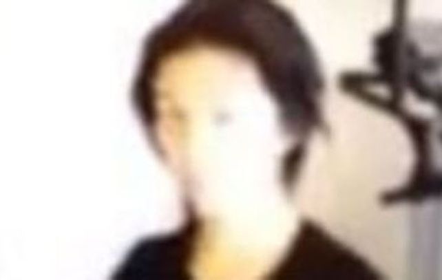 Un vídeo muestra a la joven en el momento en el que su padre le cortó el cabello