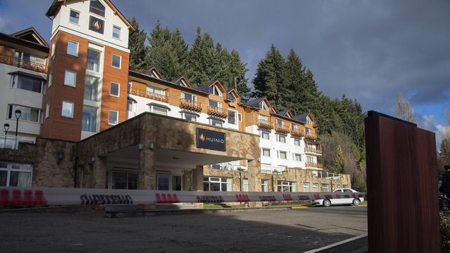 El hotel Villa Huinid se vio afectado por un alud de barro que provocó una víctima fatal y tres heridos.
