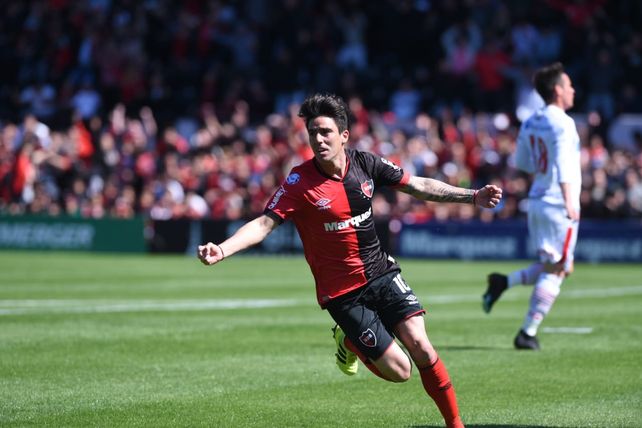 Newells aplastó a Huracán y salió de la zona del descenso