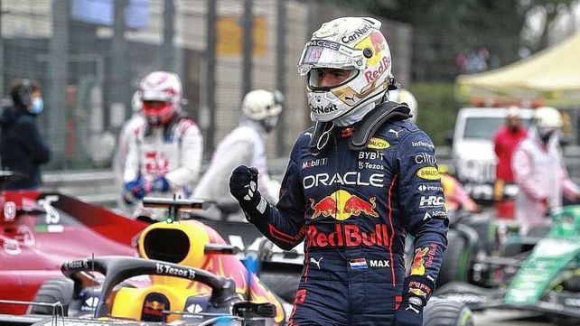El piloto neerlandés doblegó a Leclerc a dos vueltas del final y se llevó los 8 puntos.