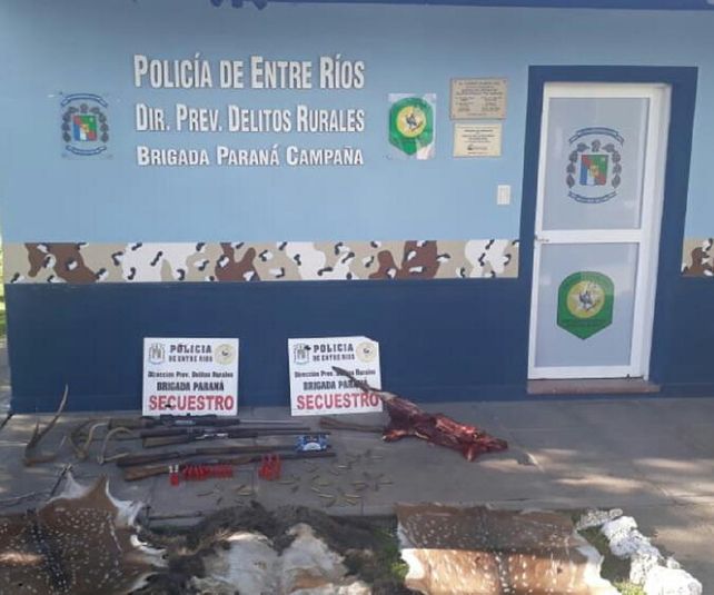 Fusiles, escopetas, astas y cueros de ciervos y chanchos