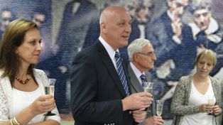 El gobernador saluda a los empleados de Casa de Gobierno