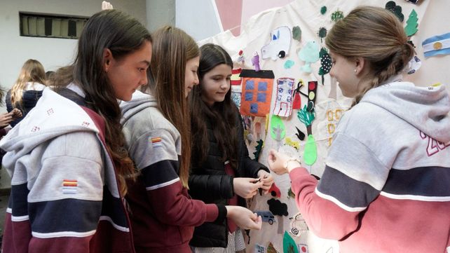 Las chicas de séptimo grado, en plena tarea de trabajo sobre el lienzo.