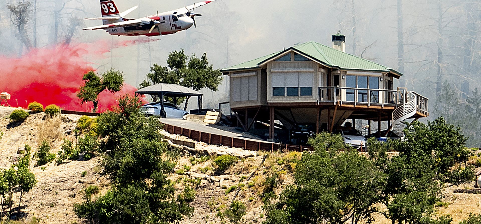 Un camión cisterna arroja retardante detrás de una casa mientras lucha contra el incendio Toll cerca de Calistoga, California, el martes 2 de julio de 2024. Una ola de calor prolongada que cubre el norte de California ha provocado advertencias de incendio con bandera roja y cortes de energía. (Foto AP/Noah Berger) Un camión cisterna arroja retardante detrás de una casa mientras lucha contra el incendio Toll cerca de Calistoga, California, el martes 2 de julio de 2024. Una ola de calor prolongada que cubre el norte de California ha provocado advertencias de incendio con bandera roja y cortes de energía. (Foto AP/Noah Berger)