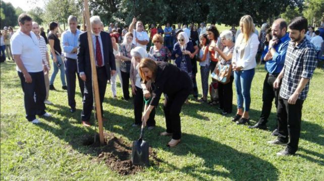Ritual. La intendenta planta un árbol como símbolo.