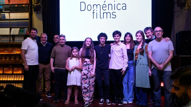 El director Mauro Ojeda (cuarto desde la izquierda) junto al elenco y productores