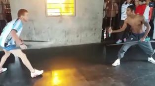 Feroz pelea entre presos que se atacaron con cuchillas gigantes
