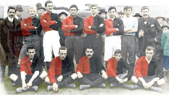 Newells en 1905. Equipo que se quedó con el primer clásico en la Copa Pinasco.