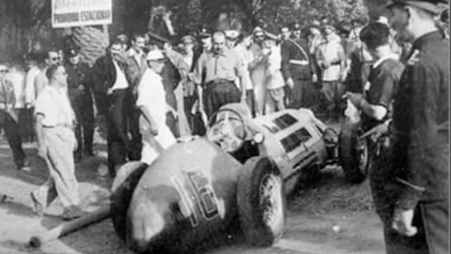 La desilusión en Rosario es total. La Ferrari de Fangio quedó herida tras derribar una columna de alumbrado. Un error que costó caro.