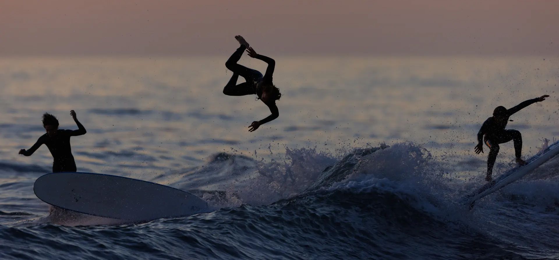 Surfistas lanzan una ola durante la marea alta a lo largo de la playa en California, Encinitas, Estados Unidos. Fotografía: Mike Blake/Reuters Surfistas lanzan una ola durante la marea alta a lo largo de la playa en California, Encinitas, Estados Unidos. Fotografía: Mike Blake/Reuters