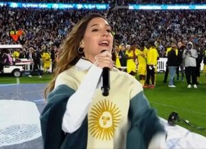 La historia del poncho bandera que Soledad lució ante Messi y por qué terminó en manos de un jugador