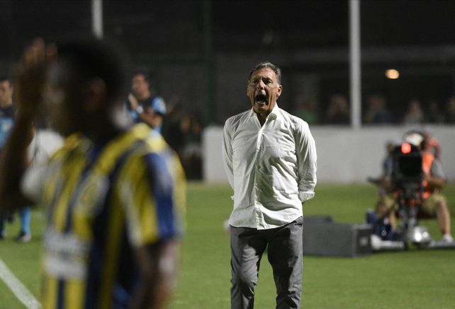 A los gritos. Russo se quejó por la expulsión del capitán Ortiz en una noche donde su equipo se pegó la vuelta con una derrota.