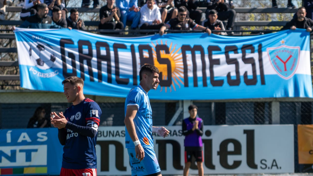 Primera C. Leones FC derrotó a Yupanqui y Lionel Messi tuvo su homenaje. La parcialidad del Trapero se hizo presente con una hermosa bandera para el capitán de la selección.&nbsp; &nbsp;