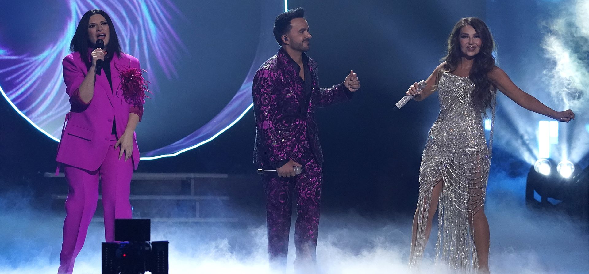 Laura Pausini, de izquierda a derecha, Luis Fonsi y Thalía rinden homenaje a la persona del año Marco Antonio Solis en la 23º entrega anual de los Premios Grammy Latinos en el Mandalay Bay Michelob Ultra Arena, el jueves, 17 de noviembre de 2022 en Las Vegas.