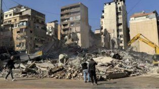 Según los informes, un edificio residencial de 15 pisos en el barrio de Bashoura de Beirut ha sido completamente arrasado por un ataque aéreo de Israel.