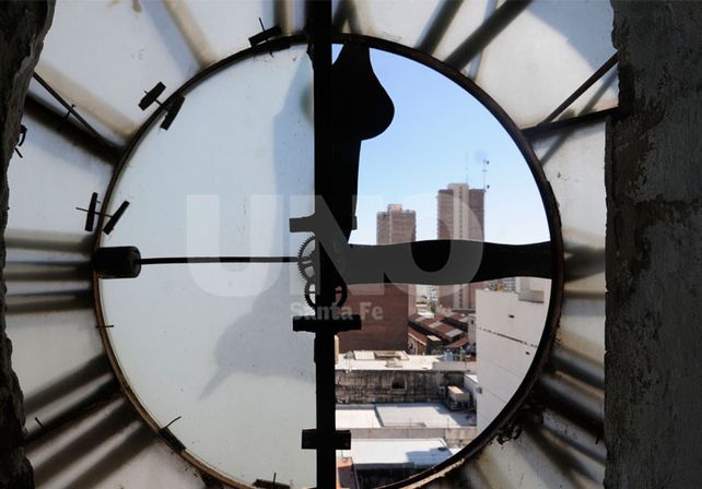 Limpieza. Un operario de la empresa lleva adelante la refacción del antiguo reloj de la parroquia.