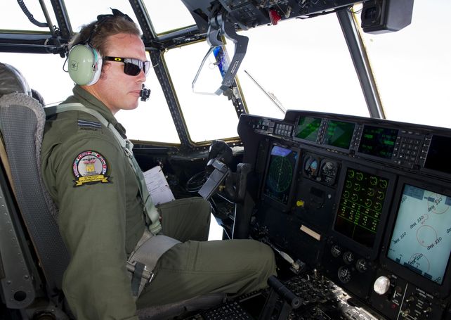 Un piloto de la Fuerza Aerea de Australia durante uno de los vuelos realizados hoy. (Foto: Reuters)