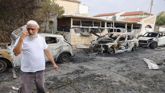 Un hombre inspecciona los daños en la ciudad de Ashkelon