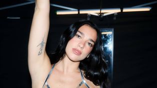 Un regalo superclásico: Dua Lipa se llevó la camiseta de River del Monumental