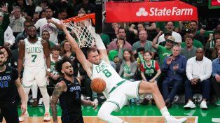 Boston jugó una primera mitad perfecta y se puso arriba ante Dallas