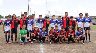 Los chicos dieron el ejemplo. Los planteles de Rosario Central y Newells posaron para la foto con mucha cordialidad ante de jugar una de la semifinal en la cancha de Morning Star&nbsp;
