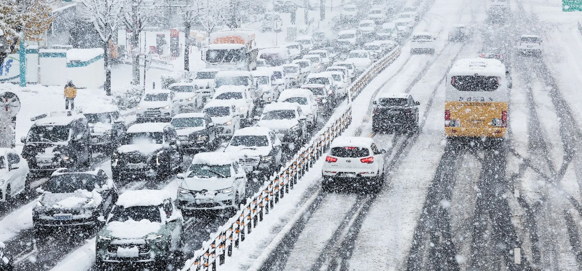 Los autos se mueven lentamente en una carretera cubierta de nieve en medio de una alerta de fuertes nevadas, Suwon, Corea del Sur. Fotografía: Yonhap/EPA Los autos se mueven lentamente en una carretera cubierta de nieve en medio de una alerta de fuertes nevadas, Suwon, Corea del Sur. Fotografía: Yonhap/EPA