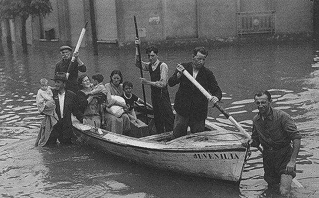 El bote y la familia, atravesando las calles inundadas en 1940